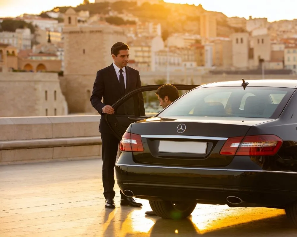 Chauffeur Privé Marseille 8 un chauffeur privé à Marseille ouvrant la porte à son client